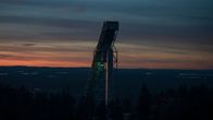 Mäkihyppytorni ja auringonlasku.