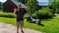 Veistospuiston ja kotimuseon johtaja Jean Ramsay kaadetun Daidalos-veistoksen vierellä.