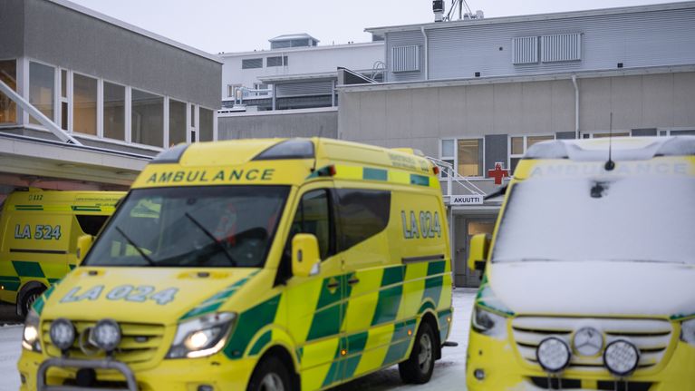 Ambulansseja akuuttipoliklinikan edessä parkissa.