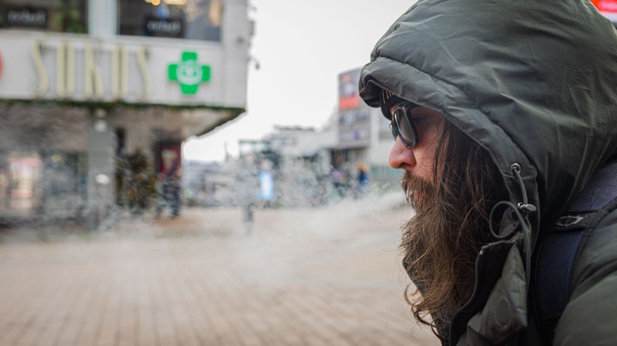 Joonas Rautkari polttaa tupakkaa Jyväskylän keskustassa.