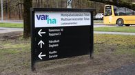 En skylt invid vägen som visar vägen till servicecentret Toivo.