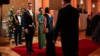 Tasavallan presidentti Alexander Stubb ja hänen puolisonsa Suzanne Innes-Stubb kättelevät Sanna Marinia.