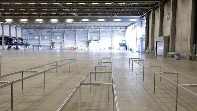 Pöydänrunkoja kasattuna Helsingin Messukeskuksen hallissa.