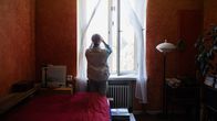 Eläkeläismies kotonaan Helsingissä.