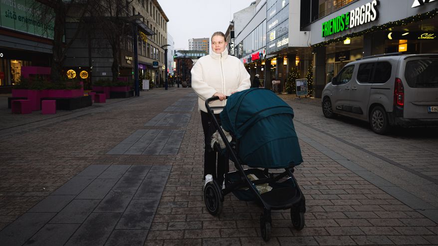Saana Luukkanen työntää lastenrattaita Jyväskylän keskustassa.