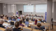 Aluevaltuutettuja auditoriossa.