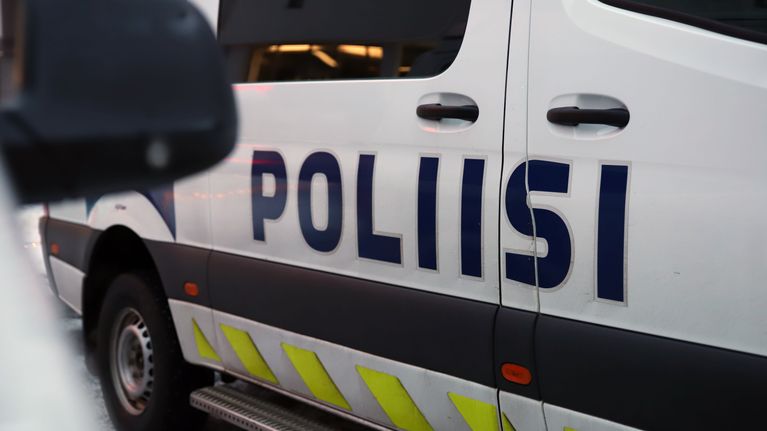 Poliisin henkilöpakettiauto jonka kyljessä lukee poliisi.
