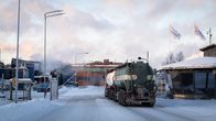 Rekka ajamassa portista tehdasalueelle. 
