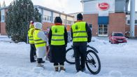 Elintarviketyöntekijöiden lakko alkoi 11.3.2025. Kuvat ovat Vaasan leipomon Kiimingin leipomolta. Kuvassa lakkovahteja ja luottamushenkilö.