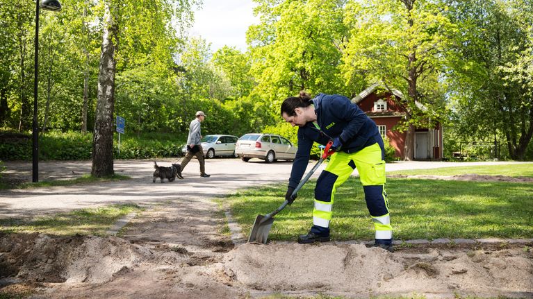 Daniel Grill siistii kivituhkapolkua.