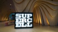 Supercellin pääkonttorin aula. Keskellä iso Supercellin logo.