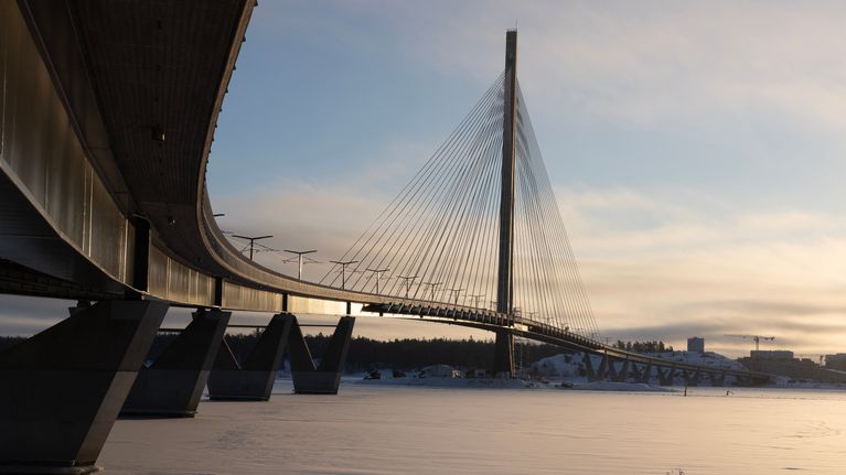 En hängbro i morgonljus. 