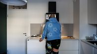 Mika kokkaa keittiössä.