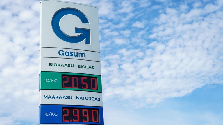 Torni jossa kaasun hintoja bio- ja maakaasun tankkausasemalla. Tornissa on gasumin logo.