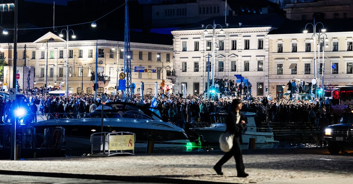 Kauppatorin yrittäjä lupaa entiselle kiharapäälle kahvit – MM-kullan juhlijoiden jäljiltä löytyi vaikka mitä