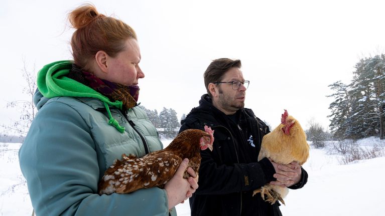 Kaisa ja Janne Rautakannel ulkona talvella pihamaalla.