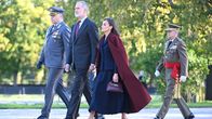 Espanjan kuningas Felipe VI ja kuningatar Letizia kävelemässä Suomen puolustusvoimien henkilökunnan seurassa Hietaniemen hautausmaalla.
