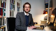 Turun yliopiston rikosoikeuden apulaisprofessori Tatu Hyttinen työhuoneellaan.