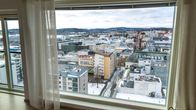 Näkymä olohuoneen ikkunasta Jyväskylän keskustaan päin.