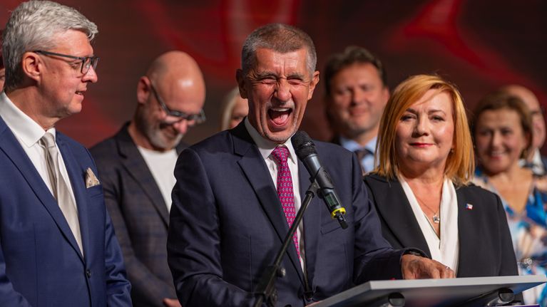 Tshekin parlamenttivaalit voittaneen ANO-puolueen johtaja Andrej Babiš hymyilee leveästi vaali-iltana.