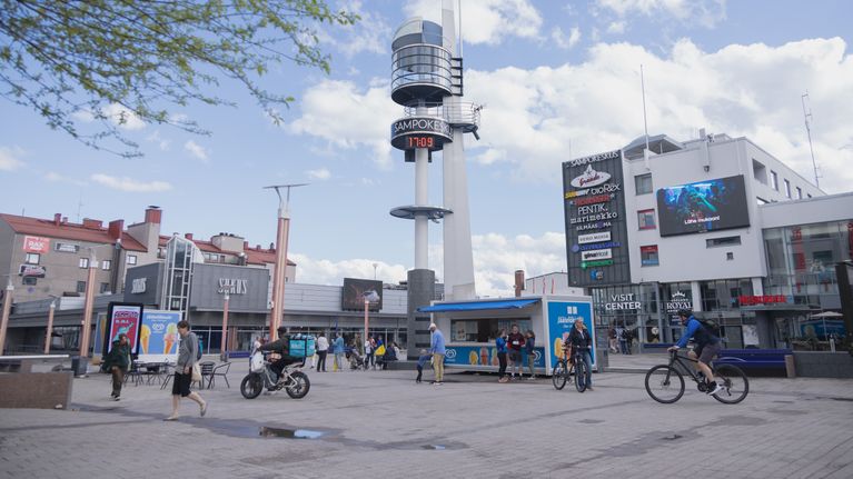 Ihmisiä Lordinaukiolla Rovaniemellä kesäisessä fiiliksissä.