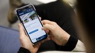 Henkilö käyttää mobiililaitteella Kanta-palvelua, joka tarjoaa pääsyn digitaalisiin terveydenhuollon tietokantoihin Suomessa.