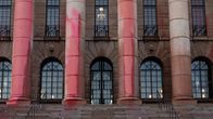 Riksdagshuset vandaliserades med röd målarfärg. 