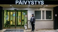 Noora Junttila koiran kanssa Pieksämäen sairaalan päivystyksen edessä.