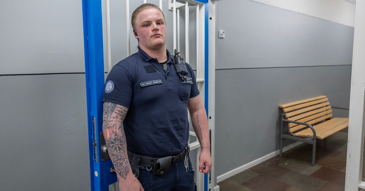 Helsingin vankilan 21-vuotias kesävartija Joonatan ei pelkää väkivallan uhkaa, huumeista ja kahinoista huolimatta
