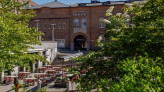 Teatteri Frenckellin kaunis julkisivu aurinkoisena kesäpäivänä.