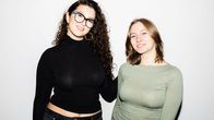 Enna Benamar ja Elsa Ekdahl poseeraavat.