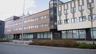 Oikeustalo kesäisessä maisemassa.