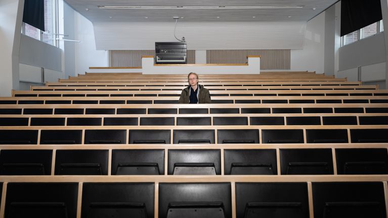 Diplomi-insinööri Jaakko Takala Aalto-yliopiston luentosalissa.