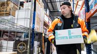 Logistiikkatyöntekijä Teemu Tenhunen keräili tilaukseen 8-prosenttisia alkoholijuomia Keskon keskusvarastolla.