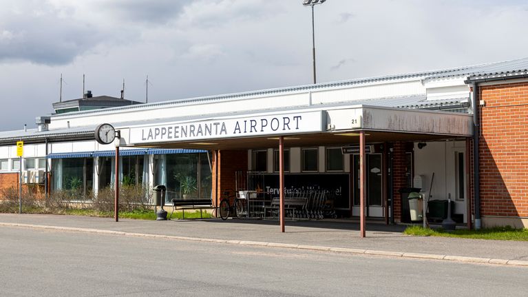 Lappeenrannan lentoaseman julkisivu. Matala rakennus ja sisäänkäynnin päällä lippa.