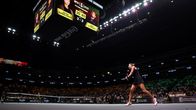 Aryna Sabalenka syöttää ottelussaan tennispallon kohti vastustajaansa.