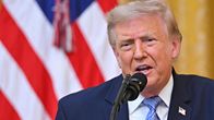 Donald Trump pitää puhettaan Yhdysvaltain lippujen edessä Valkoisessa talossa 16. heinäkuuta 2026.