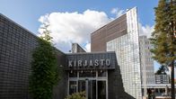 Kouvolan kirjastoa ulkoa, liukuovien yläpuolella lukee isolla "kirjasto"