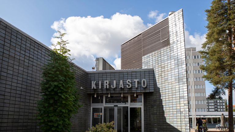 Kouvolan kirjastoa ulkoa, liukuovien yläpuolella lukee isolla "kirjasto"