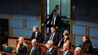 PS:n kansanedustaja Teemu Keskisarja saapui paikalle juoksujalkaa viimeisellä minuutilla ennen istunnon alkua.