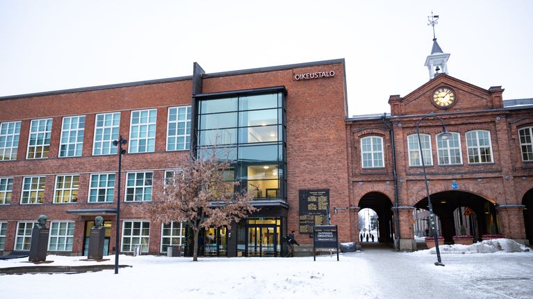 sivullinen-puuttui-ry-st-n-ja-sai-puukosta-tampereen-keskustassa