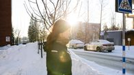 Saini Suutari går ute. Snö i bakgrunden. 