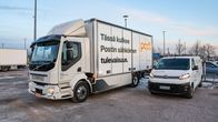 yleiskuva - Sähkökuorma-auto ja sähköpakettiauto Postin Vantaan logistiikkakeskuksen pihalla.