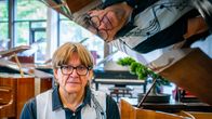 Pianokauppias Reima Pekola. Hänen kuvansa heijastuu myös flyygelin kannen sisäpinnasta.
