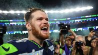 NFL-joukkue Seattle Seahawksin pelinrakentaja Sam Darnold juhlii Super Bowlin voittoa.