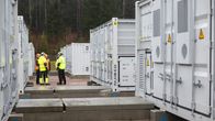 Energiayhtiö Helenin ja rahastoyhtiö Evlin sähkövaraston akkukontteja Nurmijärvellä.