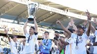 Los Angeles Galaxyn puolustaja Maya Yoshida pitämässä MLS-voittopokaalia.