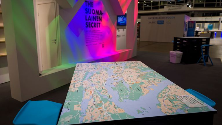 Matkamessujen näytteille asettajia ennen messujen aukeamista 19.1.2023