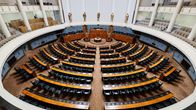 Eduskunnan täysistuntosali lehteriltä eli ylhäältäpäin kuvattuna.