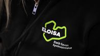 Etelä-Savon hyvinvointialueen logo Eloisan työntekijän hupparissa.